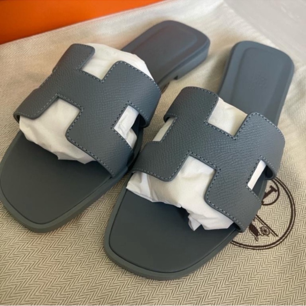 Hermes Oran Sandal in Bleu Pinede - NEW!
100%. NWT. Authentic! Size 38.5 EU.